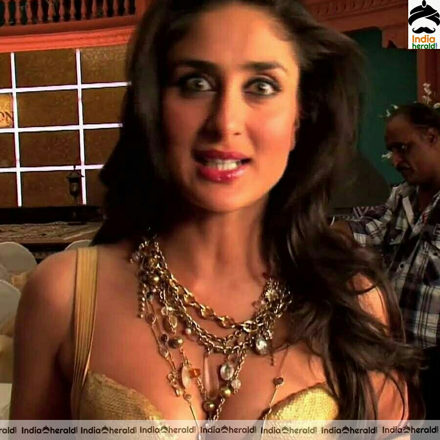 Kareena kapoor hot cleavage Show Stills