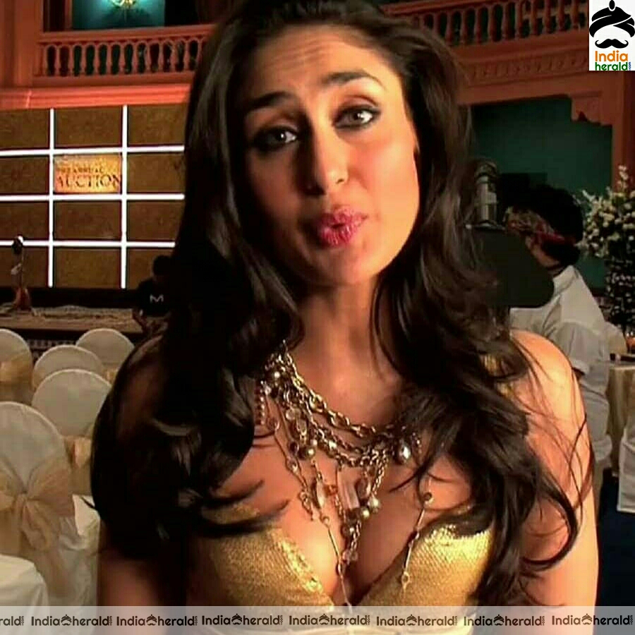 Kareena kapoor hot cleavage Show Stills