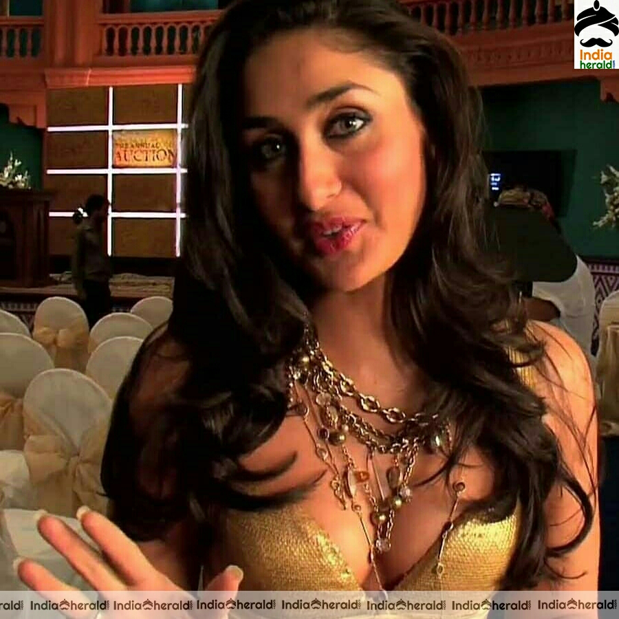 Kareena kapoor hot cleavage Show Stills