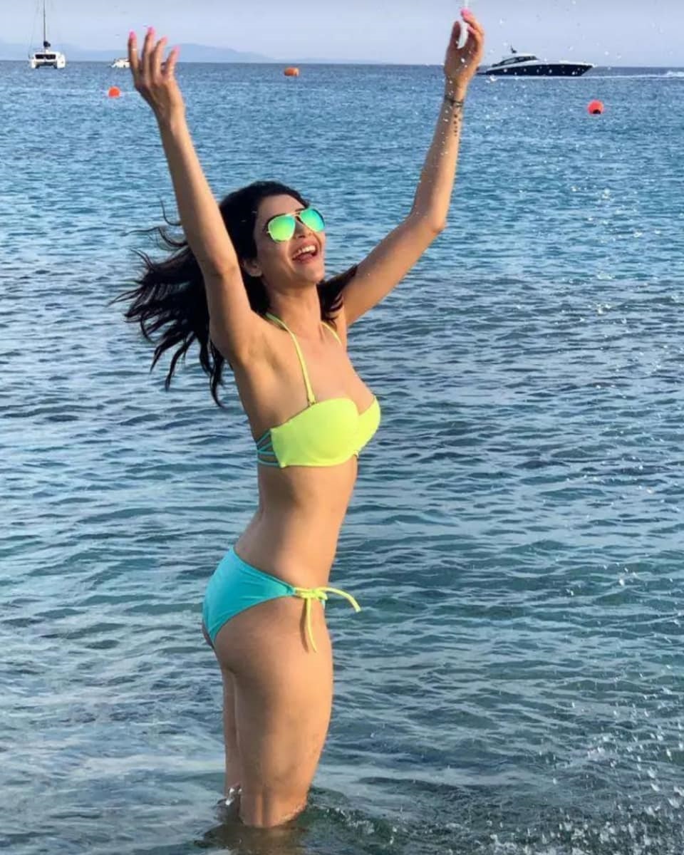 Karishma Tanna Exposes Her Hot Body In A Bikini