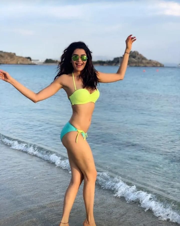 Karishma Tanna Exposes Her Hot Body In A Bikini