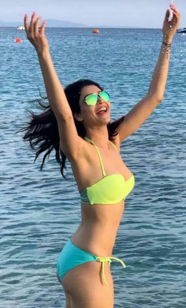 Karishma Tanna Exposes Her Hot Body In A Bikini