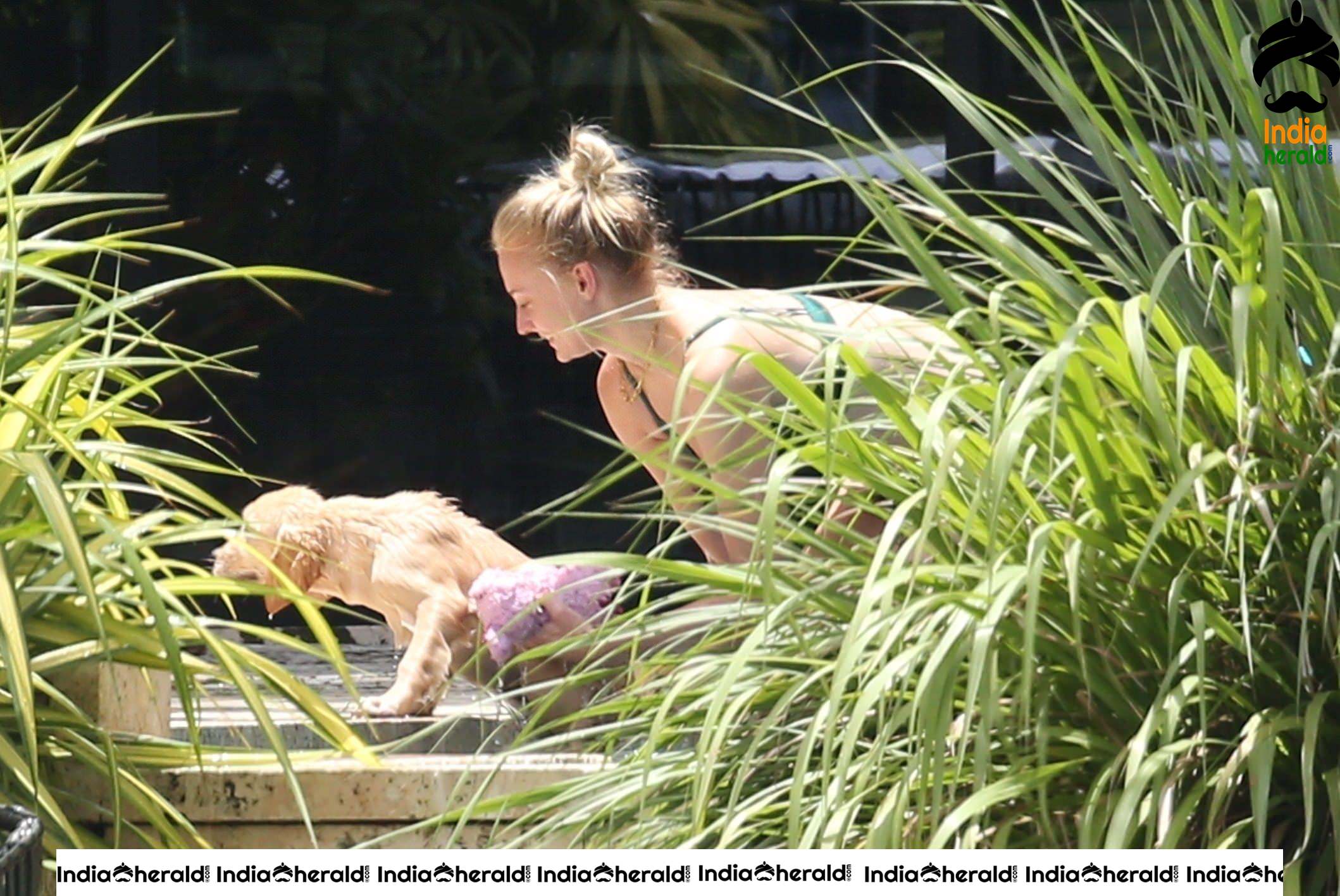 Kate Moss is spotted in Bikini on a boat with her friends at Portofino