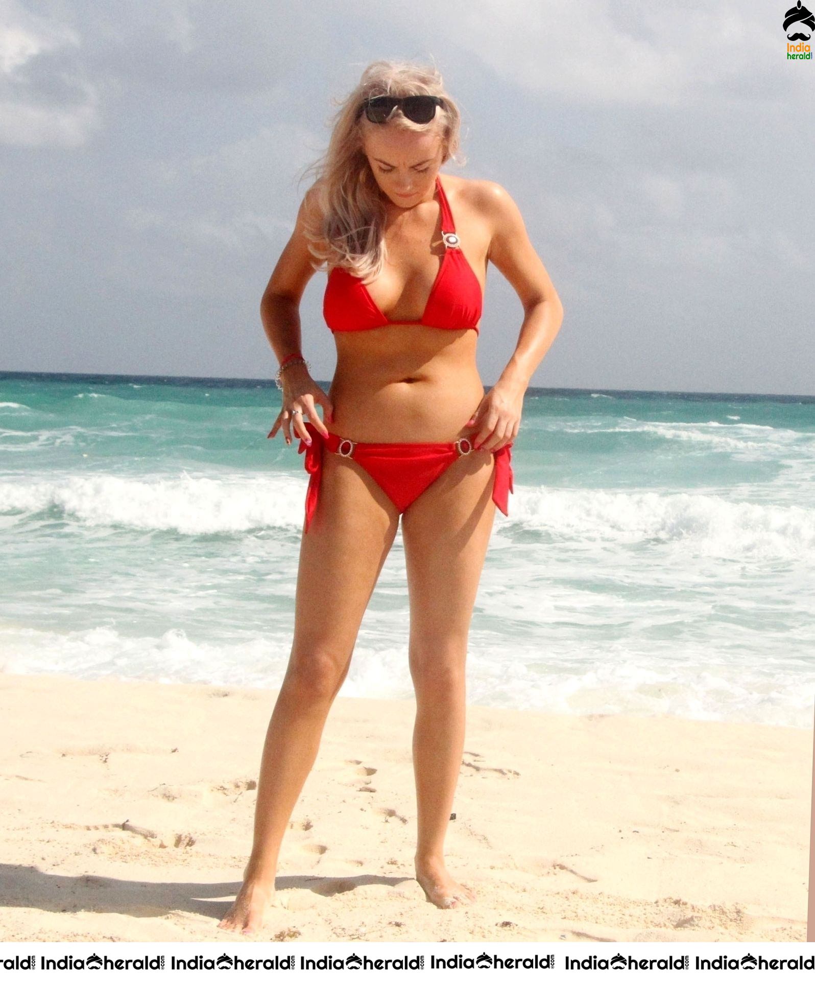 Katie McGlynn shows off her sexy beach body physique out in Mexico