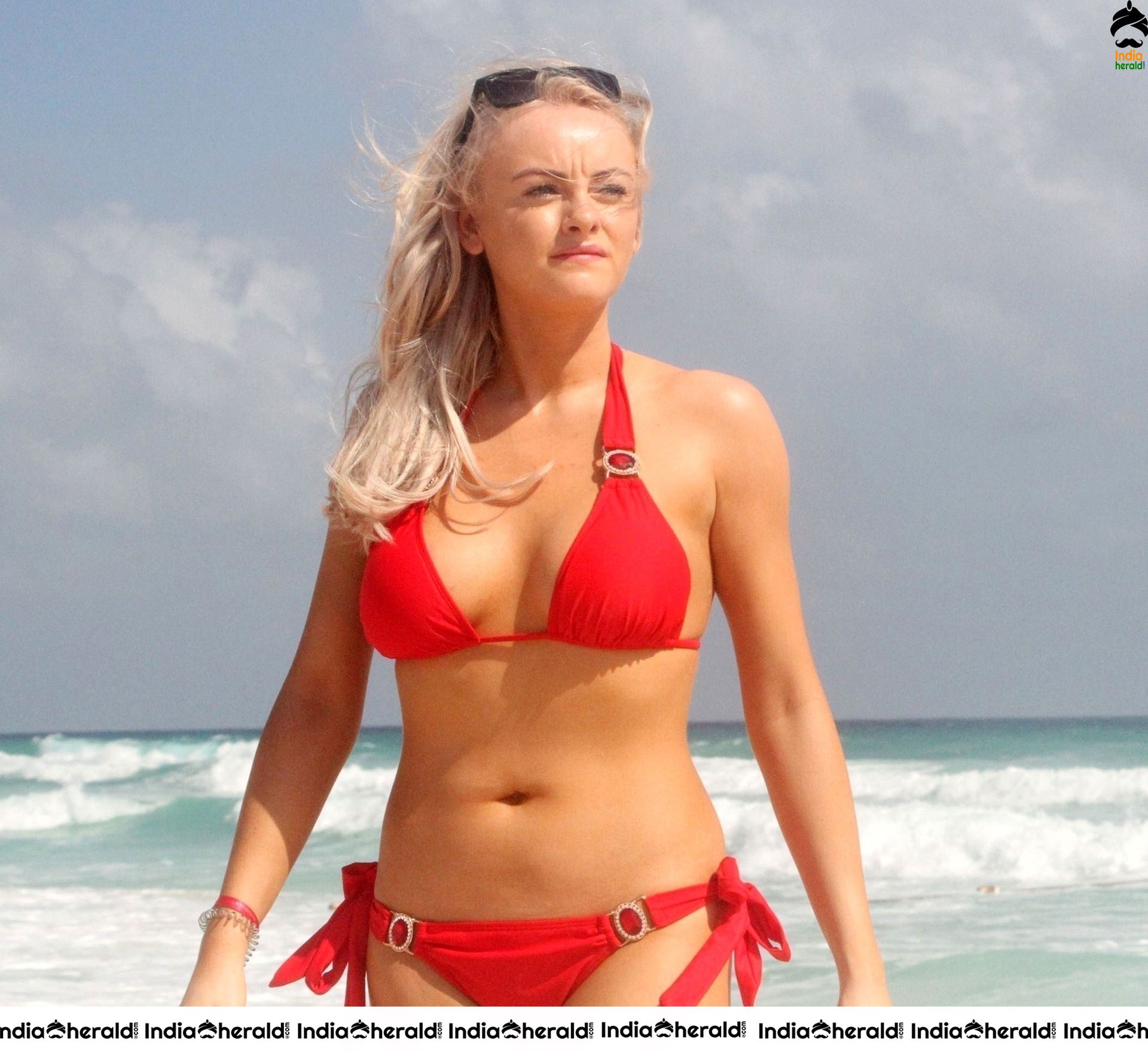 Katie McGlynn shows off her sexy beach body physique out in Mexico