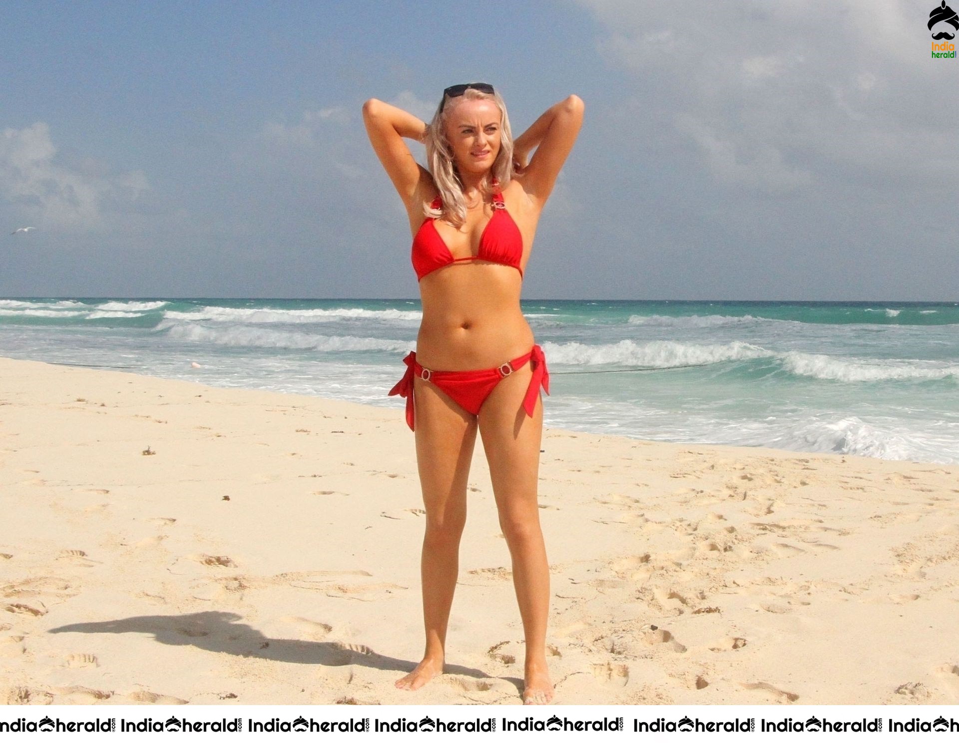 Katie McGlynn shows off her sexy beach body physique out in Mexico