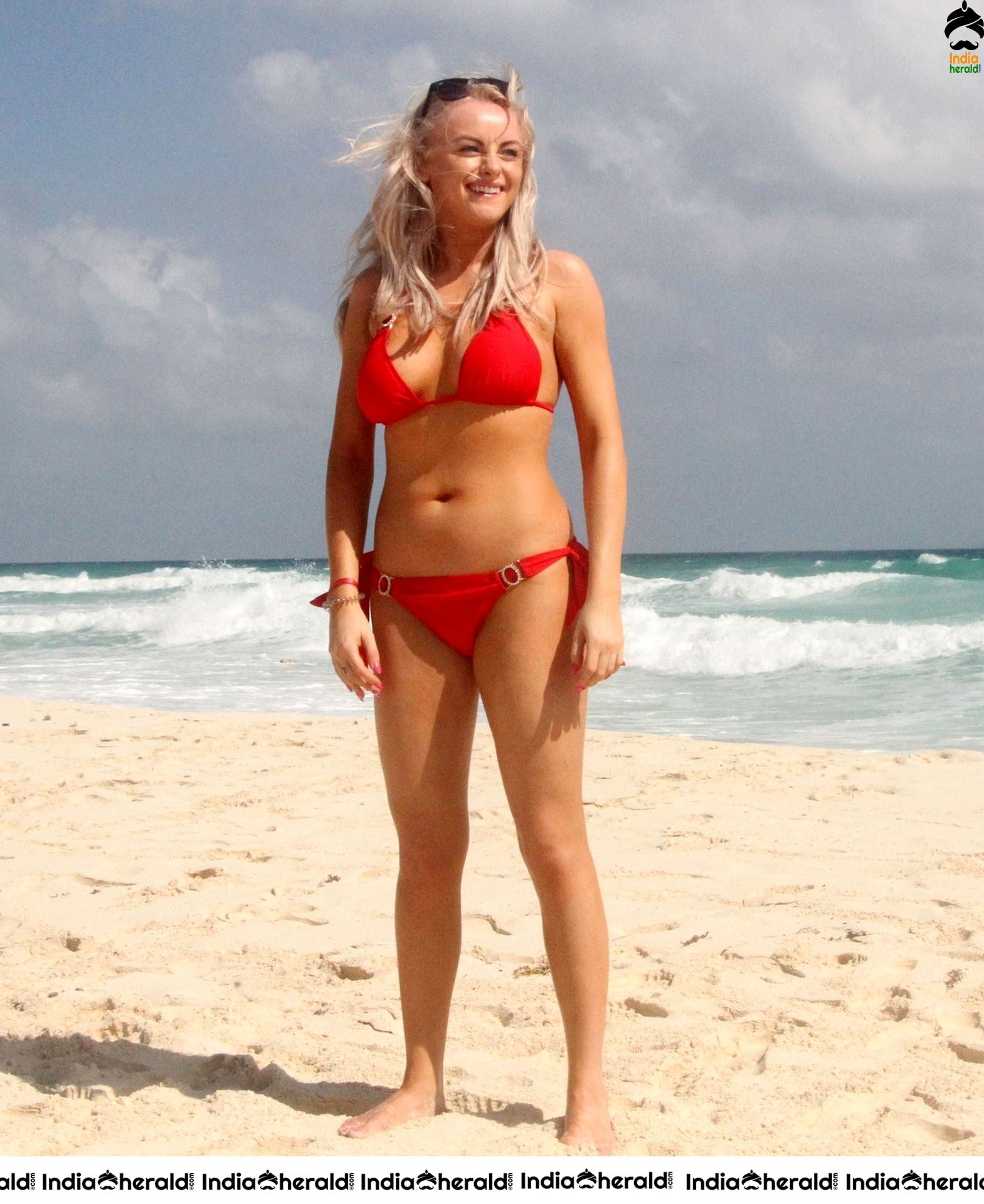 Katie McGlynn shows off her sexy beach body physique out in Mexico