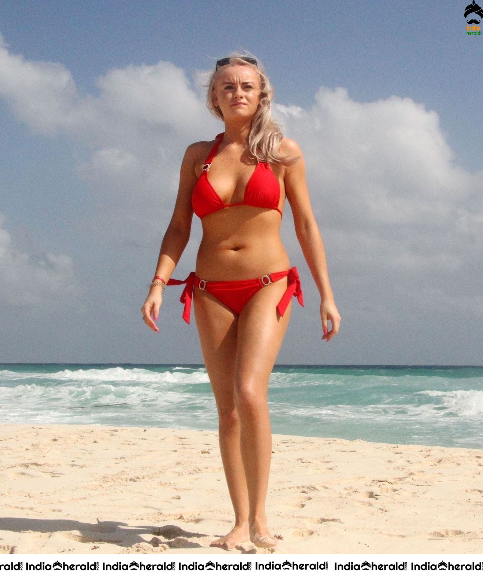 Katie McGlynn shows off her sexy beach body physique out in Mexico