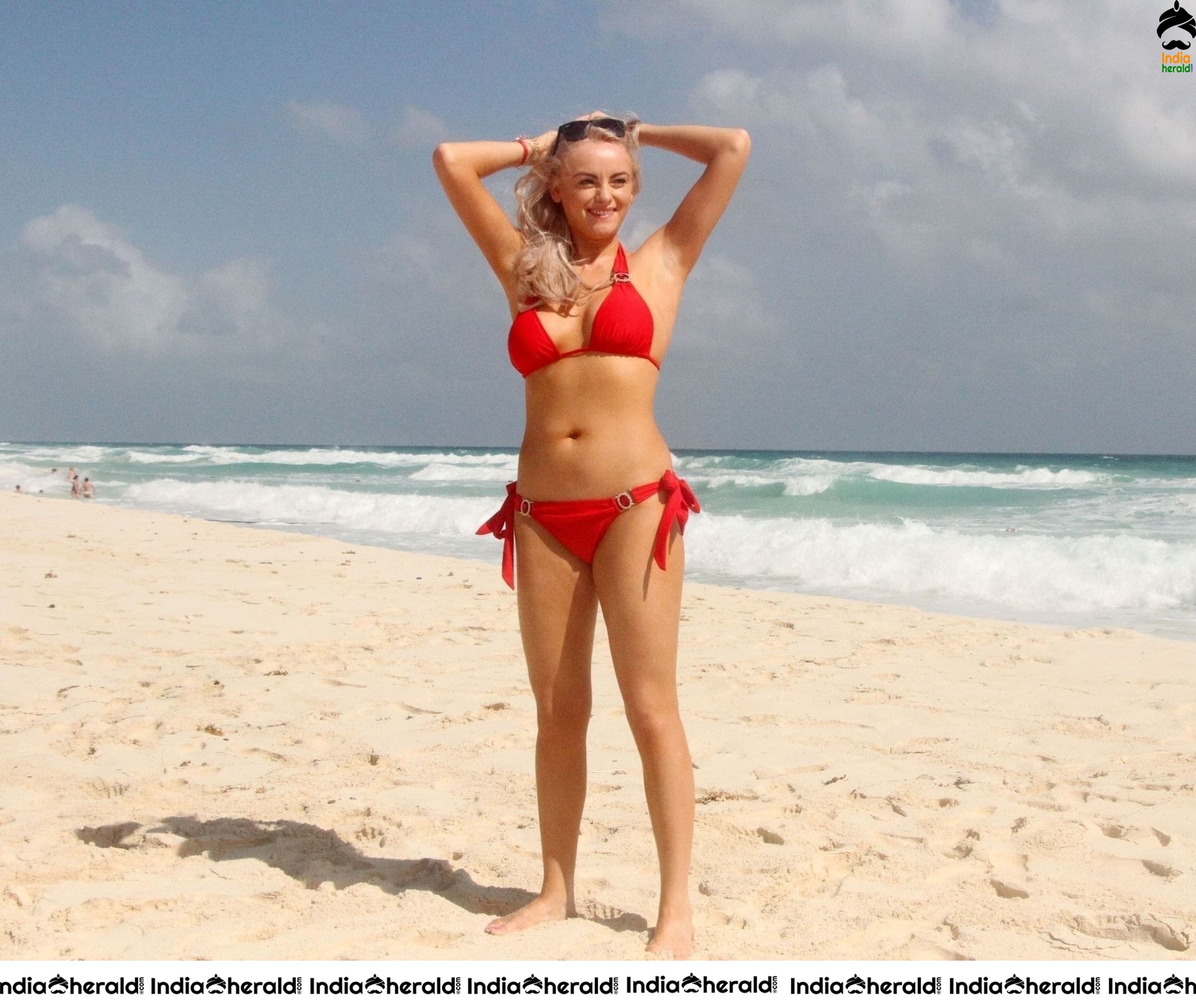 Katie McGlynn shows off her sexy beach body physique out in Mexico