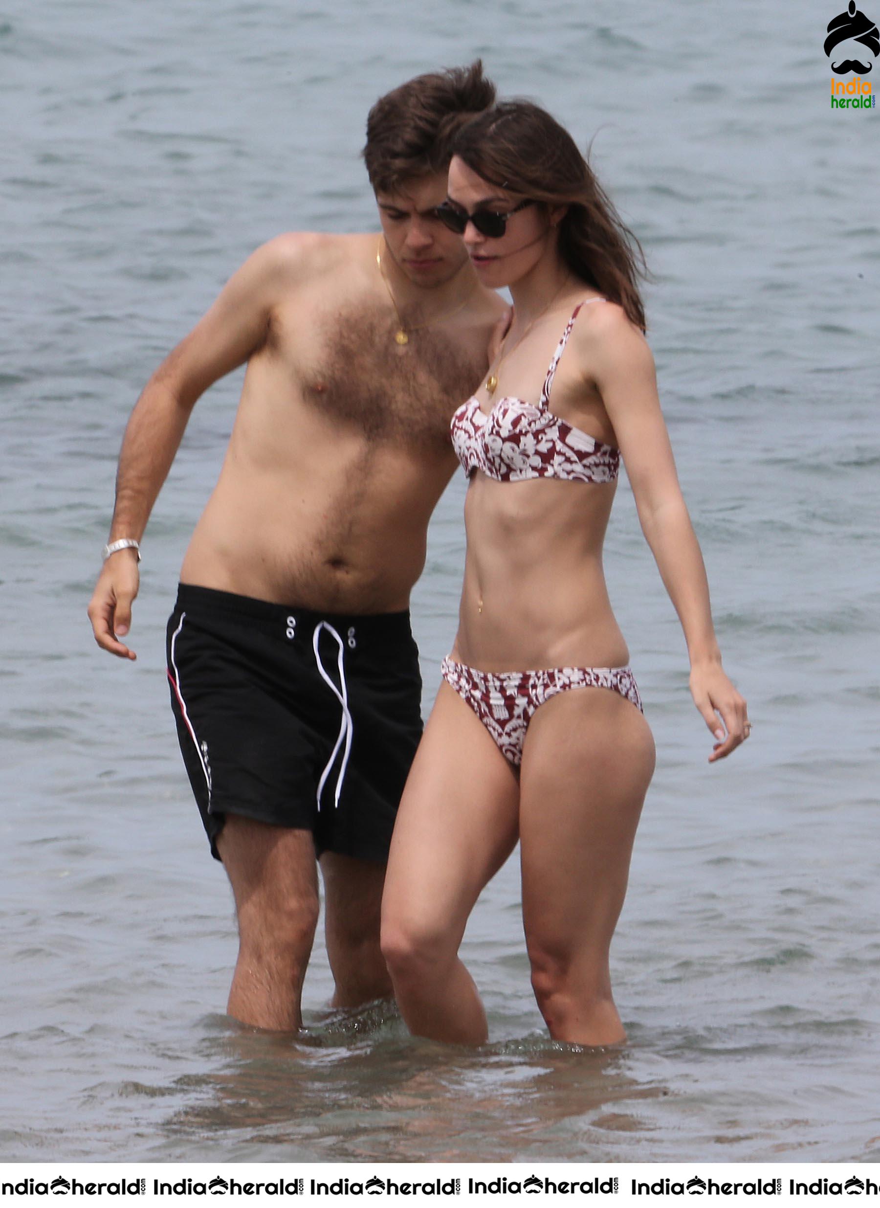 Keira Knightley Hot Photos exposing her Skinny Body in Bikini At the beach in Corsica