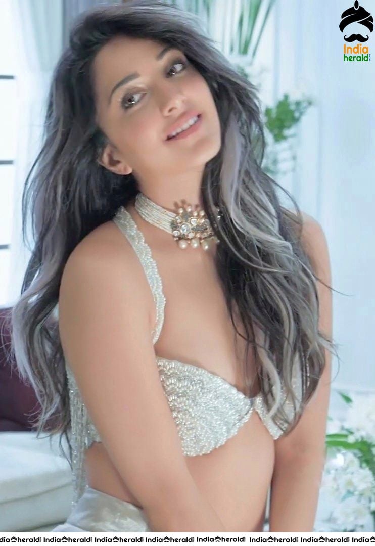 Kiara Advani Latest Hot Photos in a Silver Coloured Bra