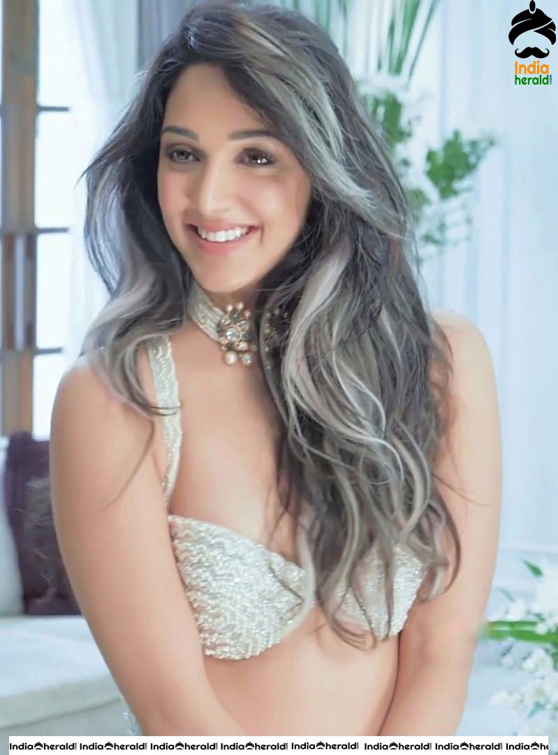 Kiara Advani Latest Hot Photos in a Silver Coloured Bra