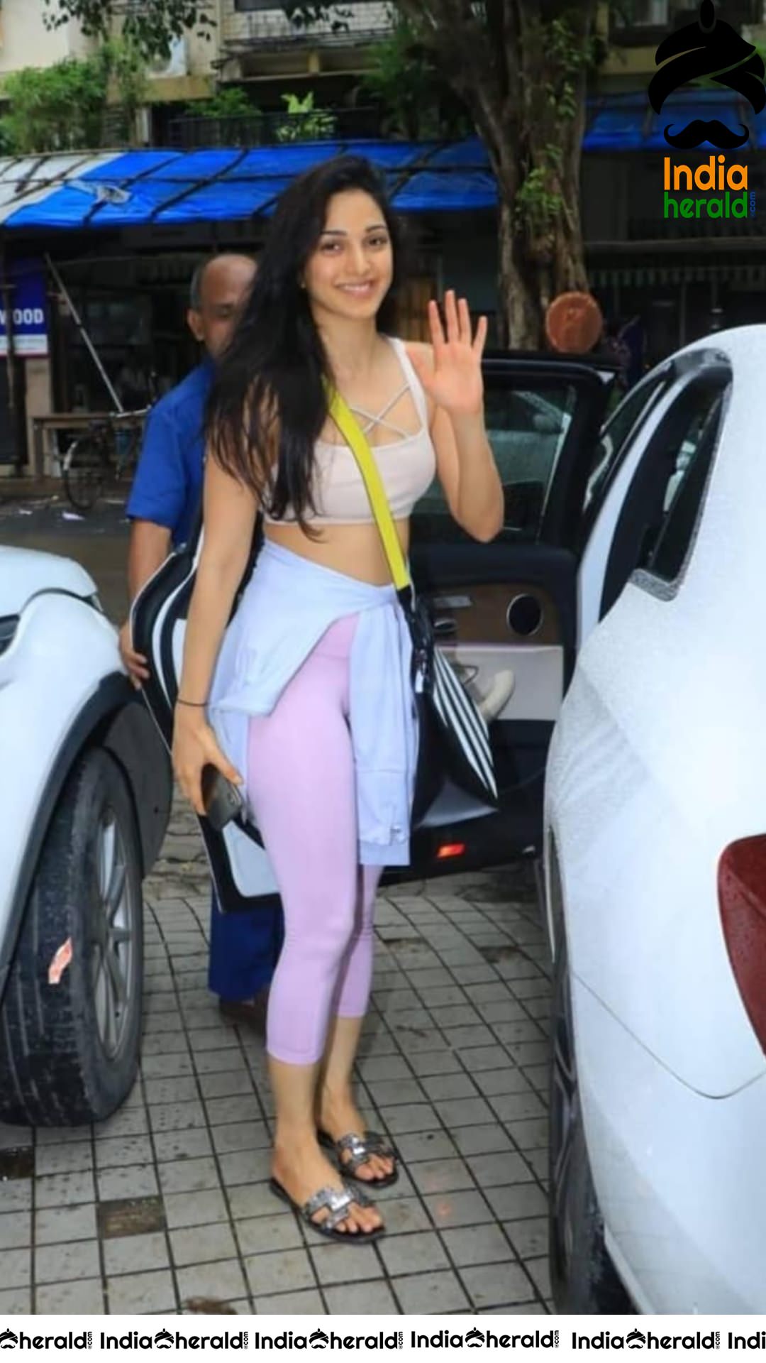 Kiara Advani Shows her Hotness by wearing Sports Bra while going to Pilates Class