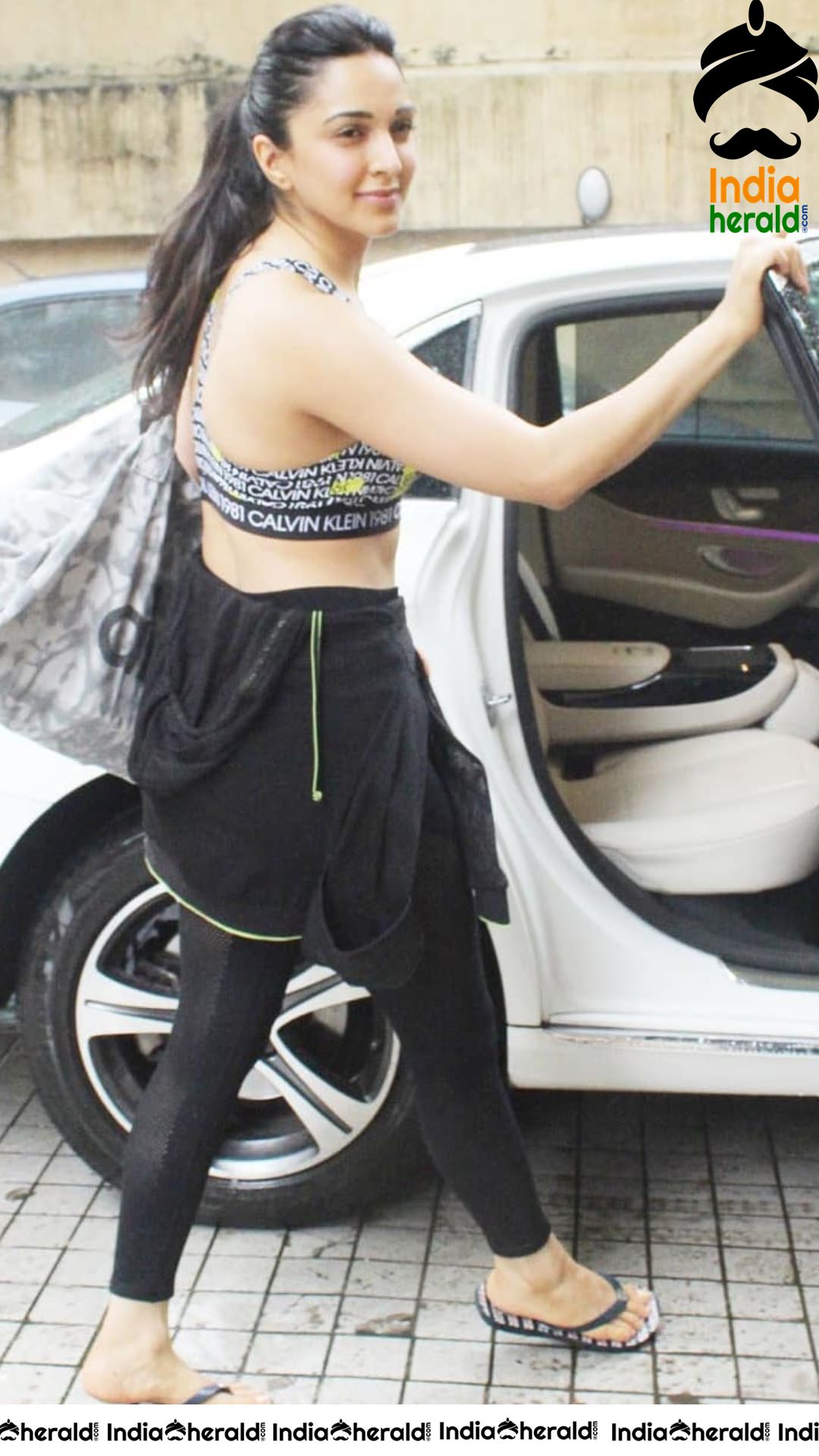 Kiara Advani Shows her Hotness by wearing Sports Bra while going to Pilates Class