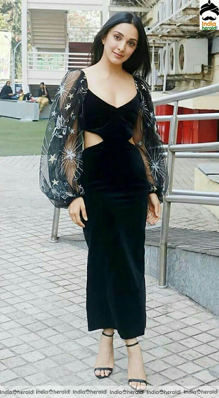 Kiara teasing hot cleavage show Stills