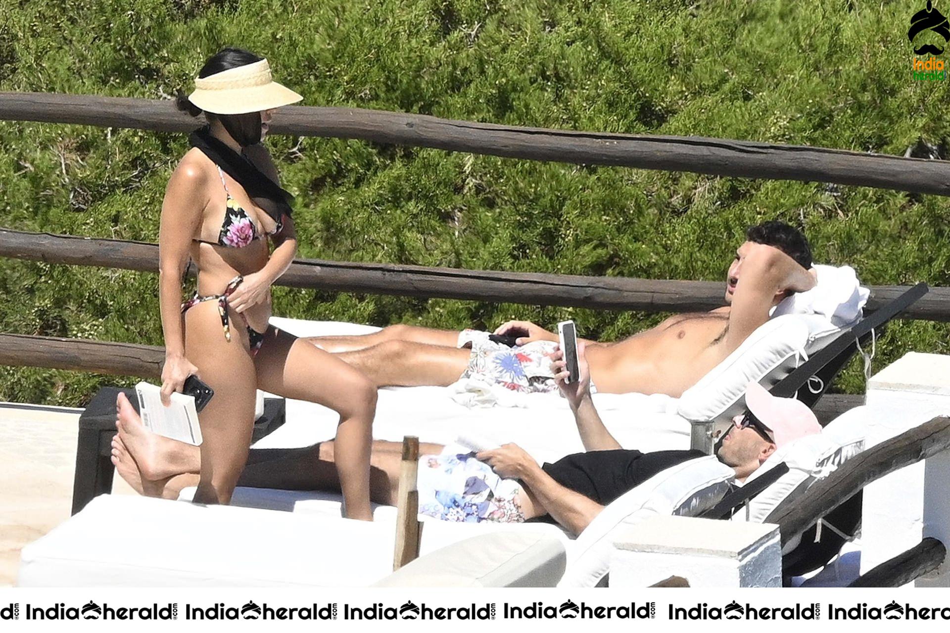 Kourtney Kardashian Sexposing while enjoying with friends at the coast of Sardinia