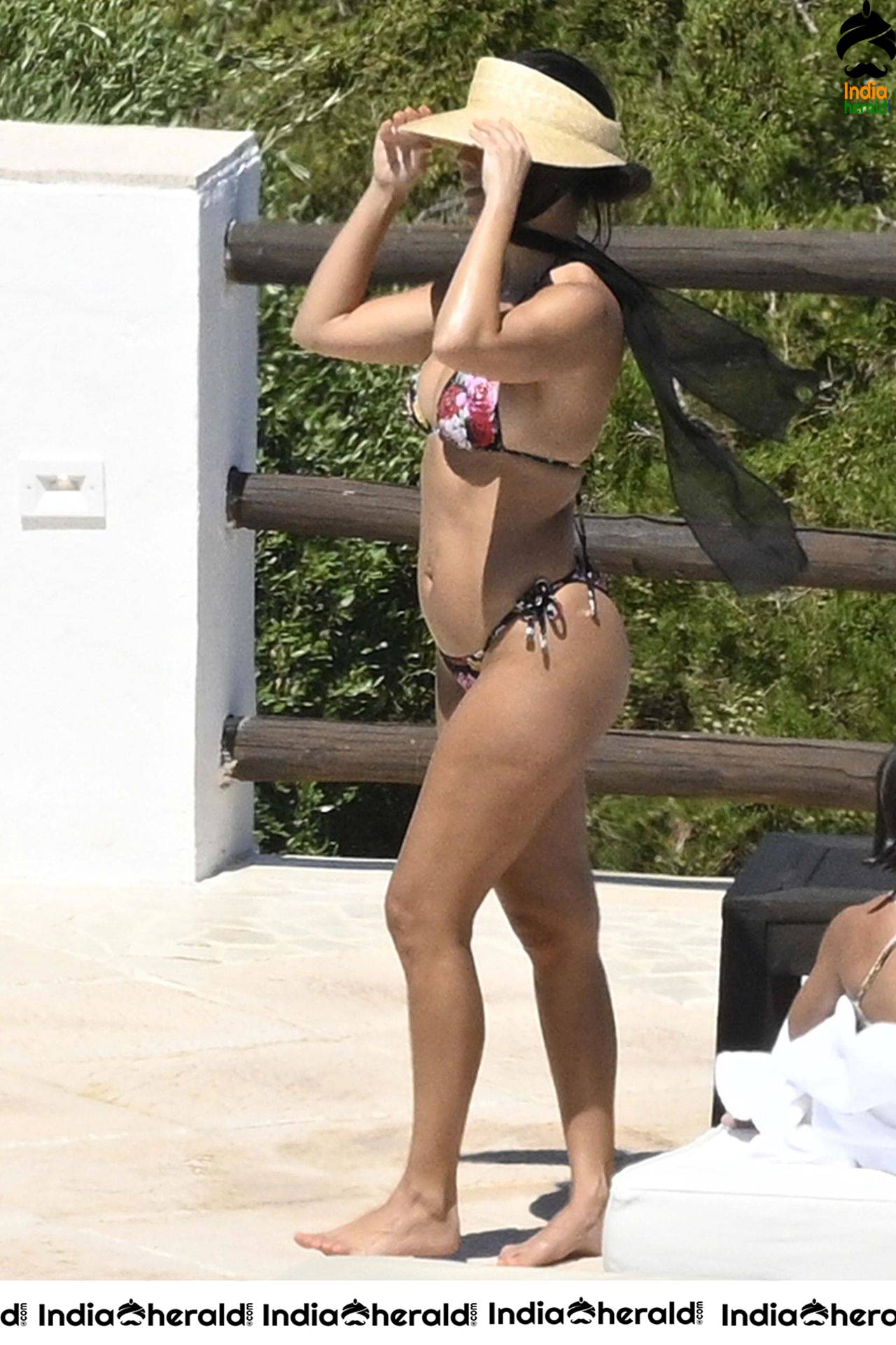 Kourtney Kardashian Sexposing while enjoying with friends at the coast of Sardinia