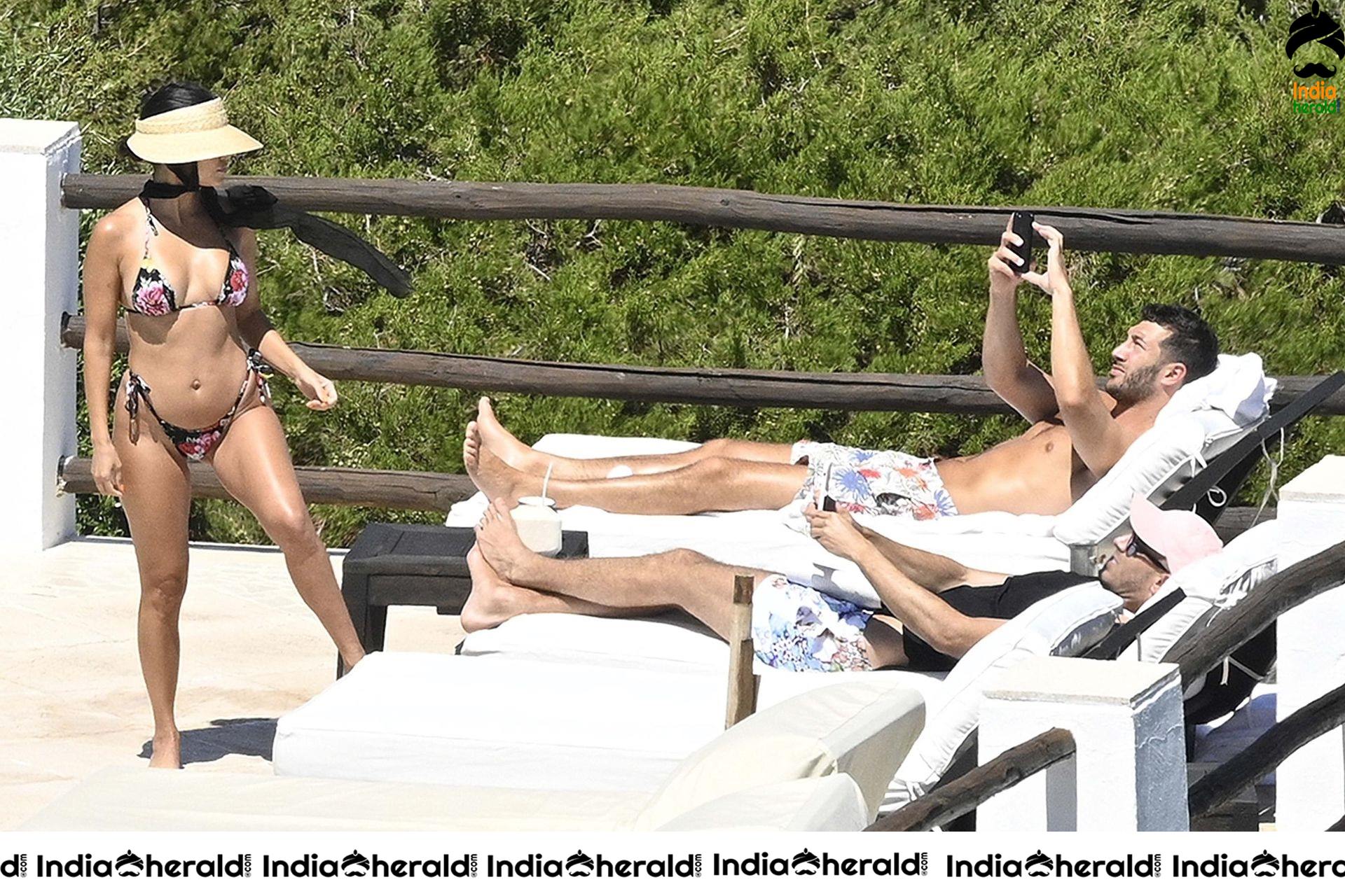 Kourtney Kardashian Sexposing while enjoying with friends at the coast of Sardinia