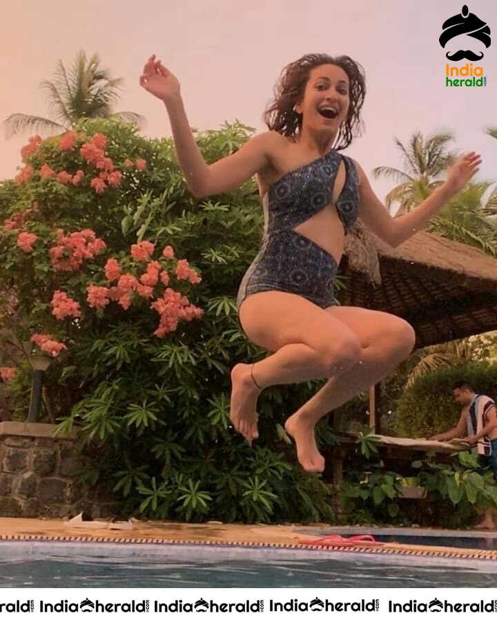 Kriti Kharbanda Latest Hot Photos From The Pool