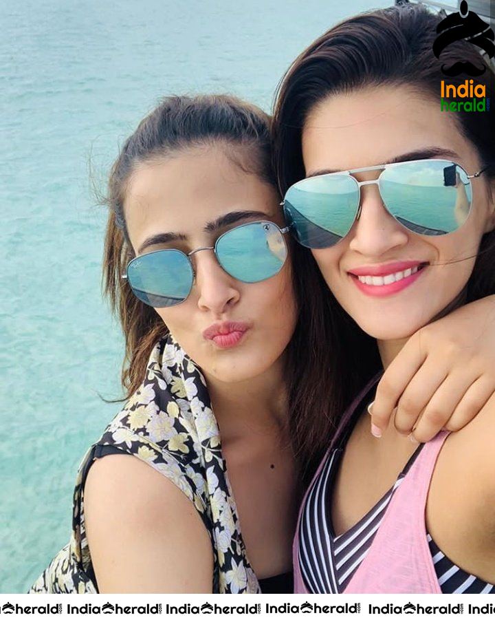 Kriti Sanon and Sister Nupur Sanon Hot Photos while Enjoying Holiday