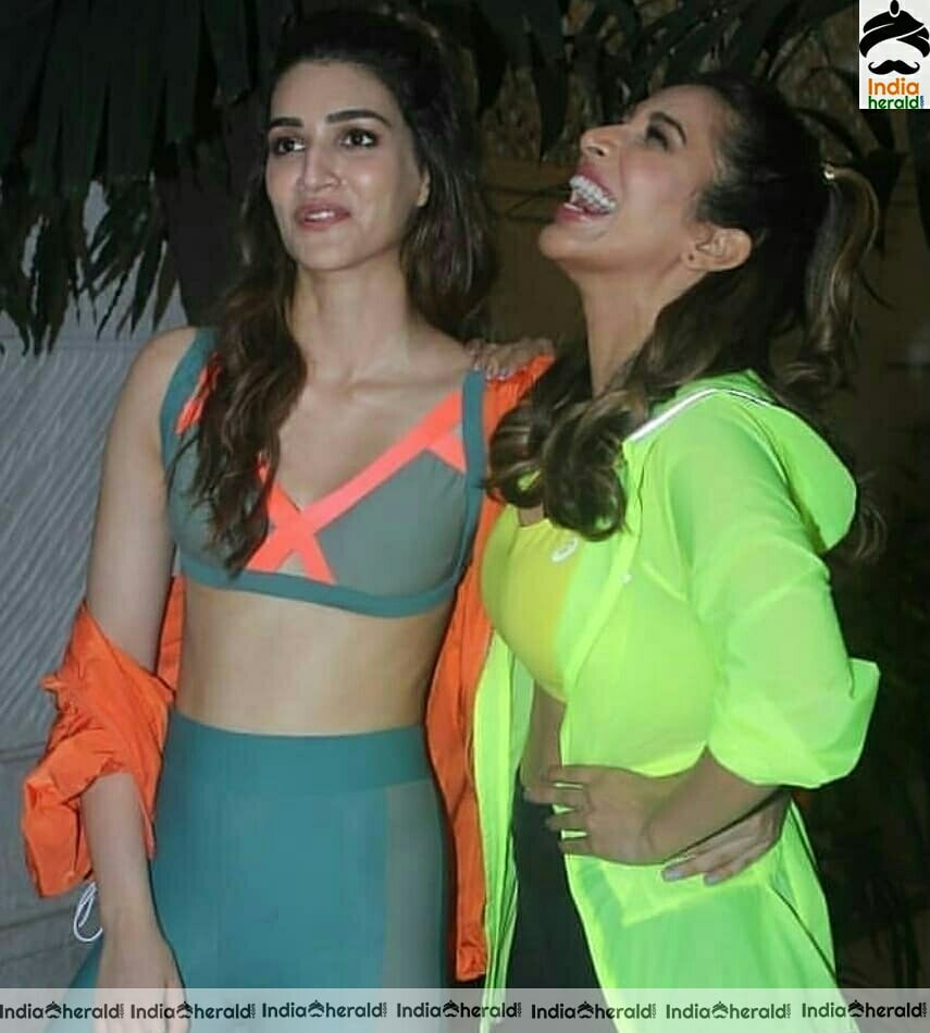 Kriti Sanon Hot In Sports Bra While Doing Workout in A Gym