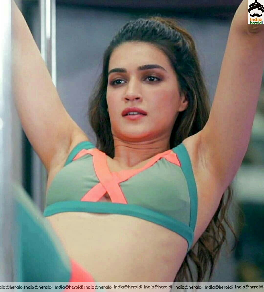Kriti Sanon Hot In Sports Bra While Doing Workout in A Gym