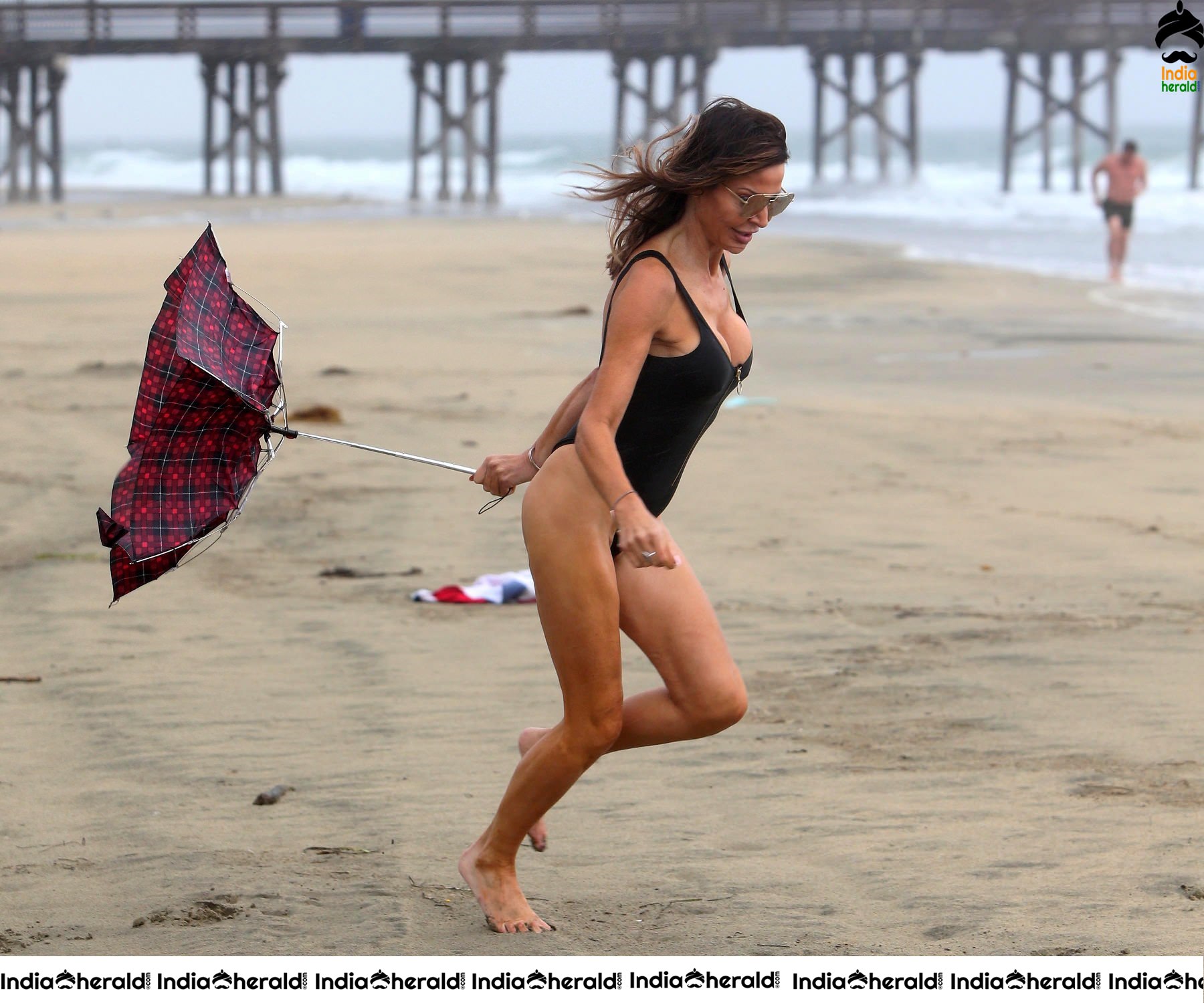 Lizzie Cundy in Bikini doesnt let a storm stop her hitting the beach in LA