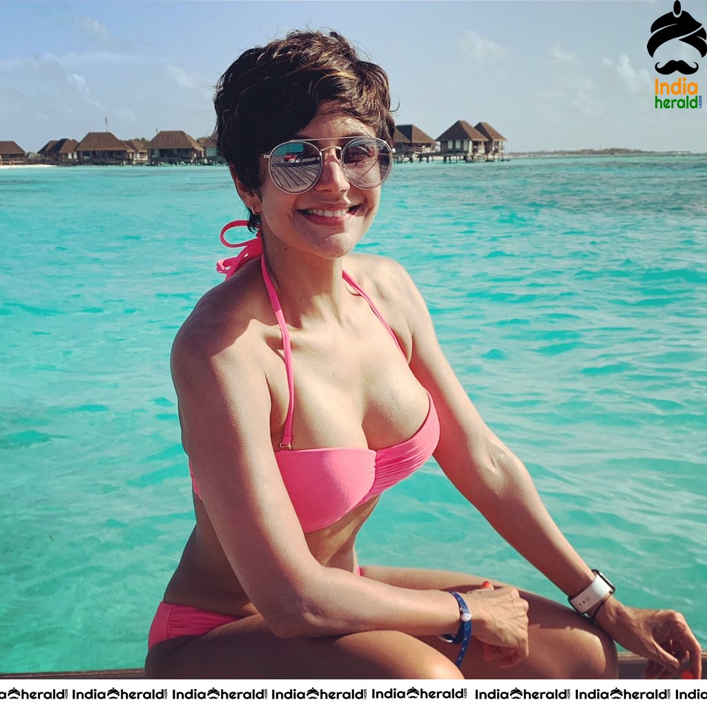 Mandira Bedi Latest Sizzling Hot Photos Exposing ample cleavage