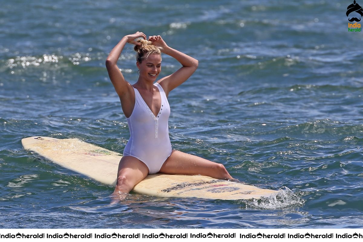 Margot Robbie Hot Bikini Clicks
