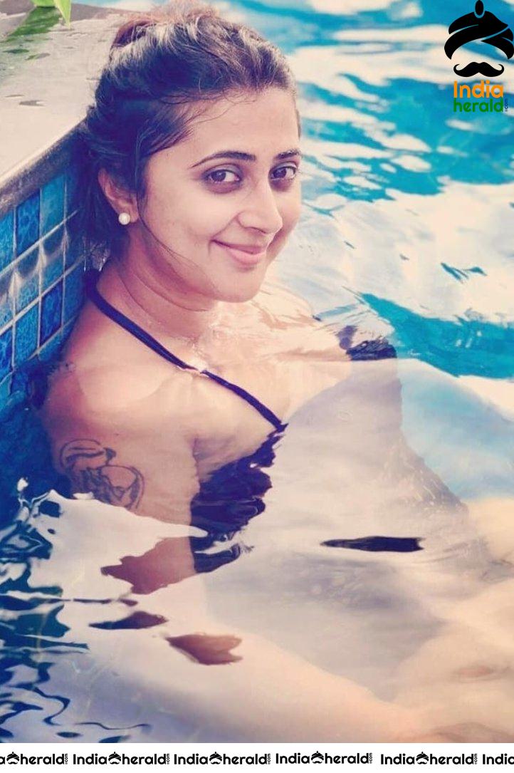 Middle Aged Hot Actress Kaniha Chilling By Pool