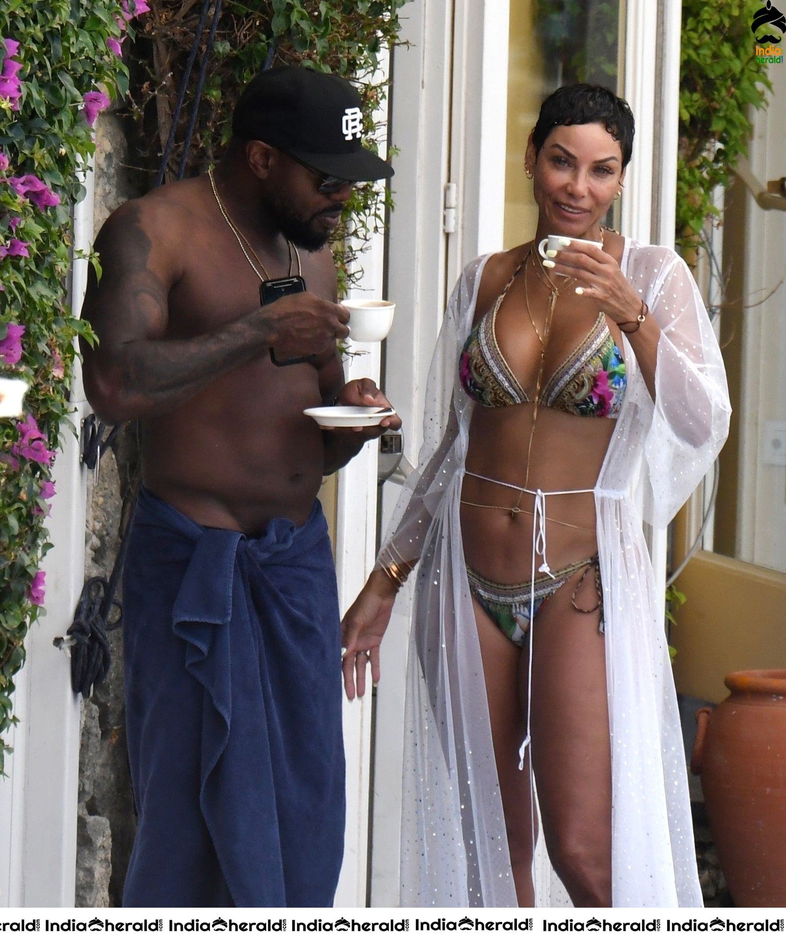 Nicole Murphy enjoying with Boyfriend in Bikini while vacationing at Ischia Set 2