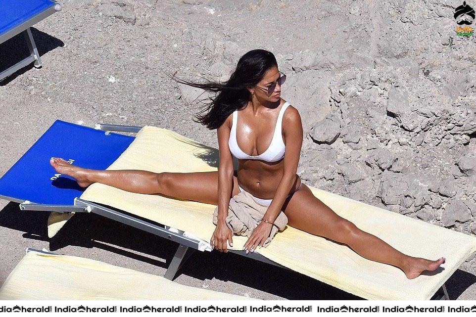 Nicole Scherzinger Caught in Bikini with her Boyfriend Set 1