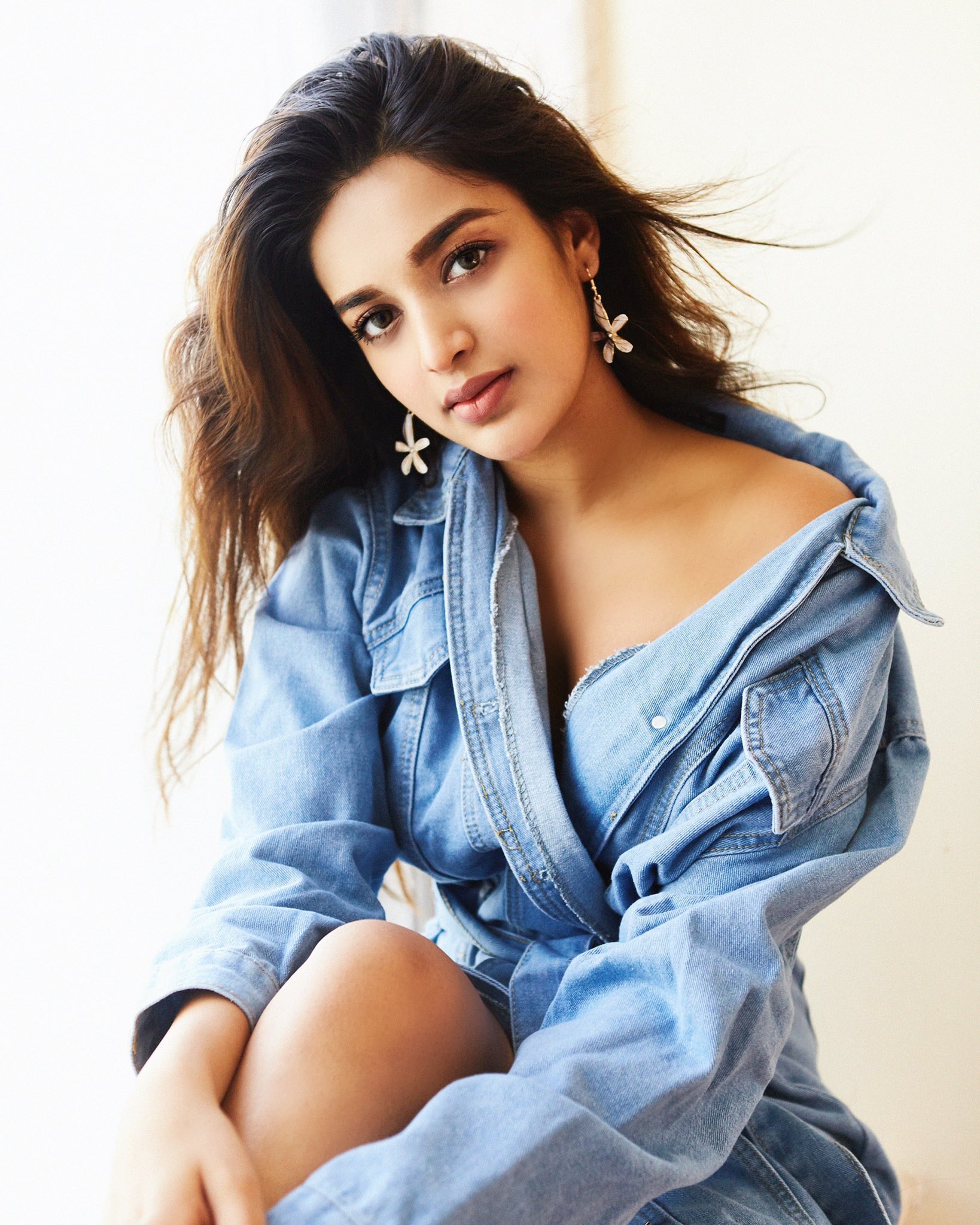 Nidhhi Agerwal Hot Cleavage and Hip Show Photos Collection Set 3