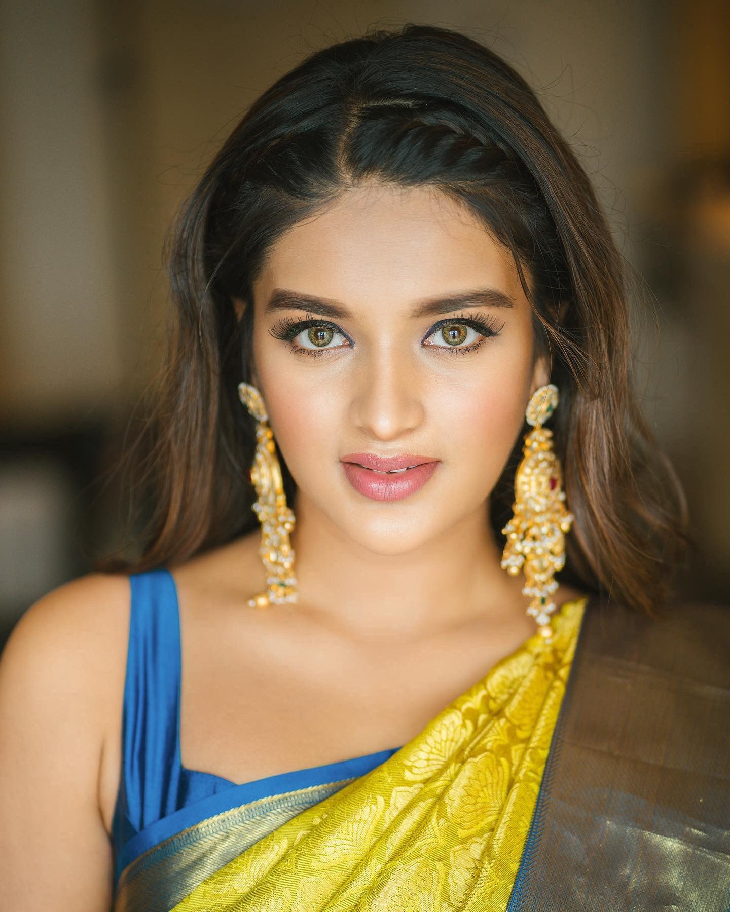 Nidhhi Agerwal Hot Cleavage and Hip Show Photos Collection Set 4