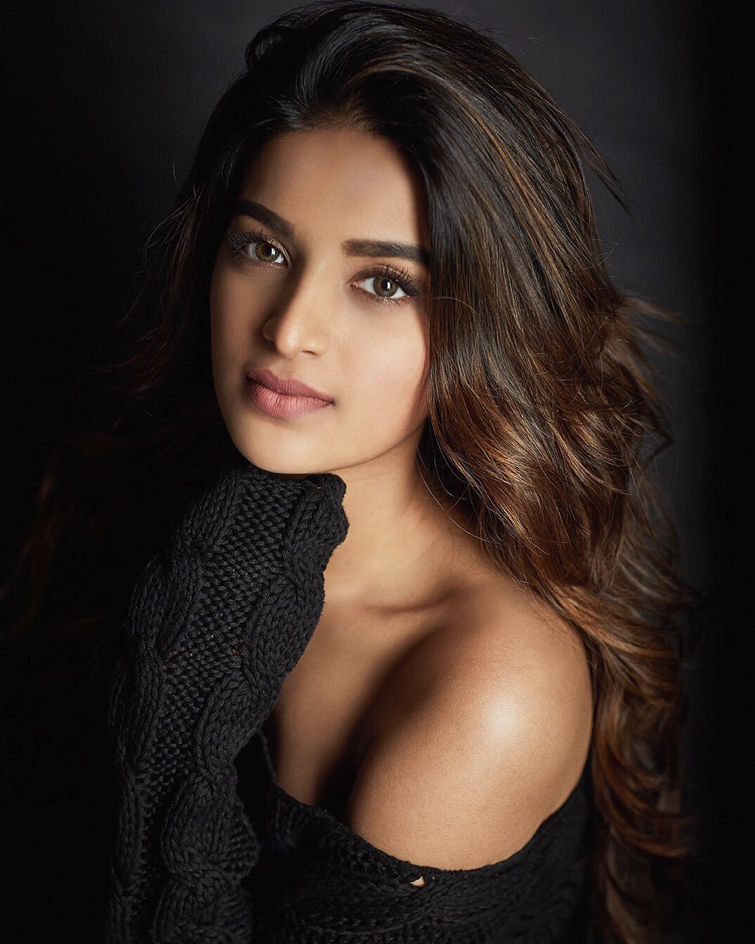 Nidhhi Agerwal Hot Cleavage and Hip Show Photos Collection Set 6