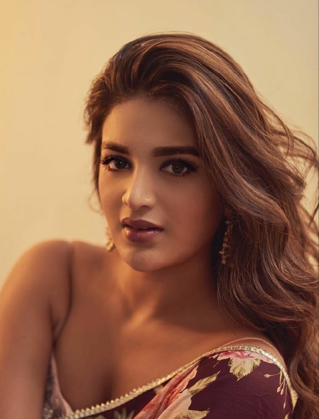 Nidhhi Agerwal Hot Cleavage and Hip Show Photos Collection Set 6