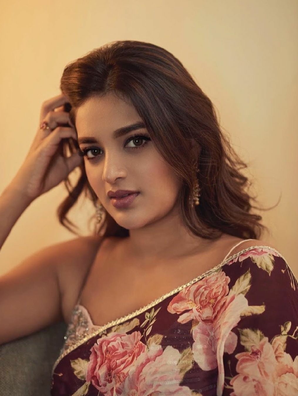 Nidhhi Agerwal Hot Cleavage and Hip Show Photos Collection Set 6