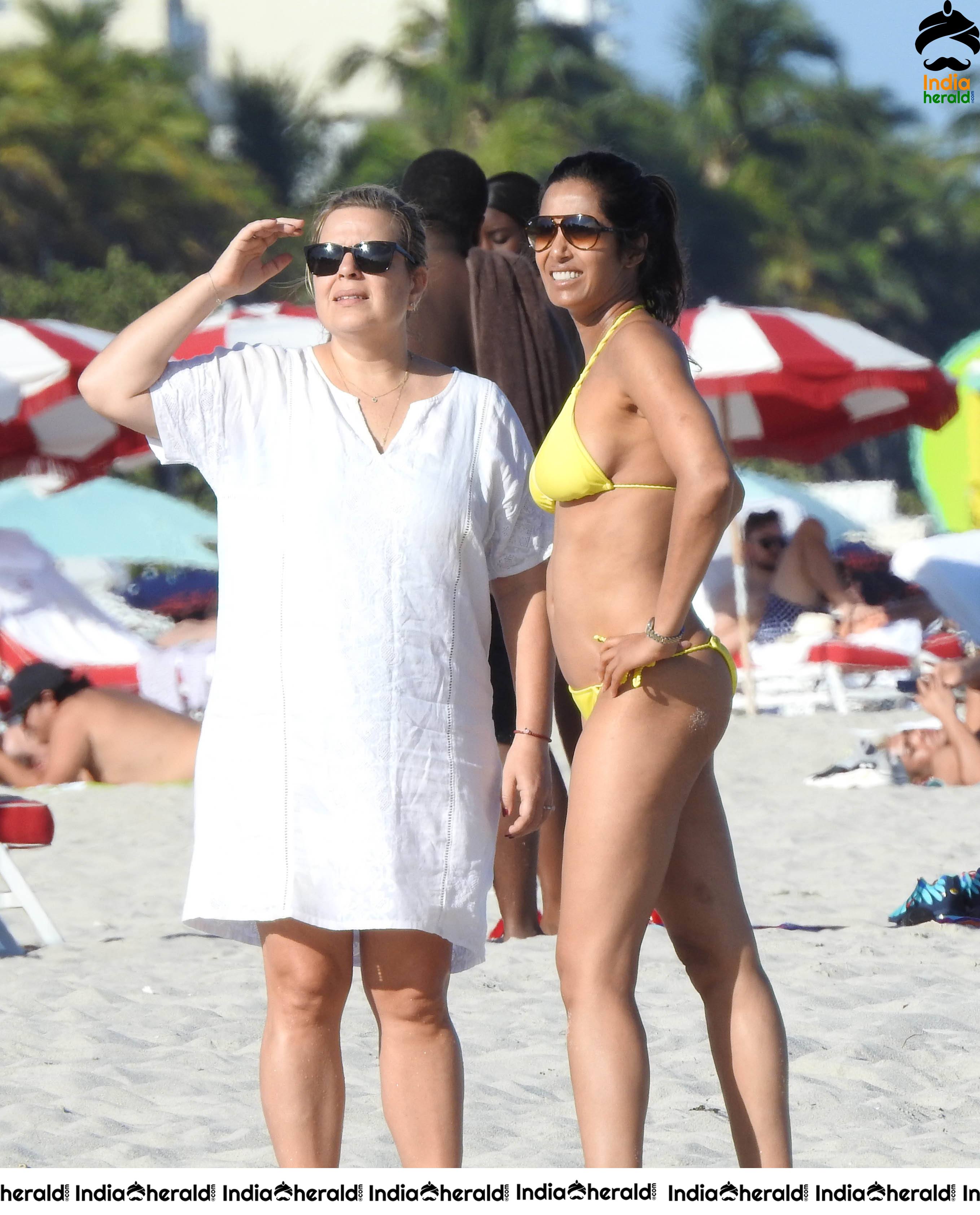 Padma Lakshmi In Hot Lace Bikini At Miami Beach Set 1