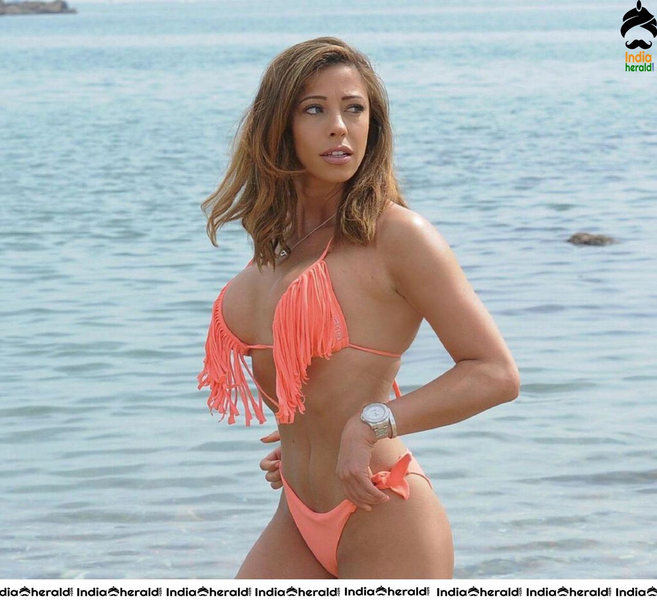 Pascal Craymer Caught in Bikini as she was found enjoying loneliness in a Beach in CA