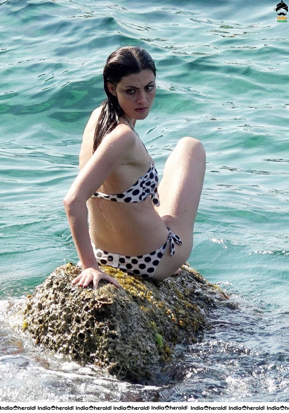 Phoebe Tonkin caught in Bikini on her Vacation in Capri