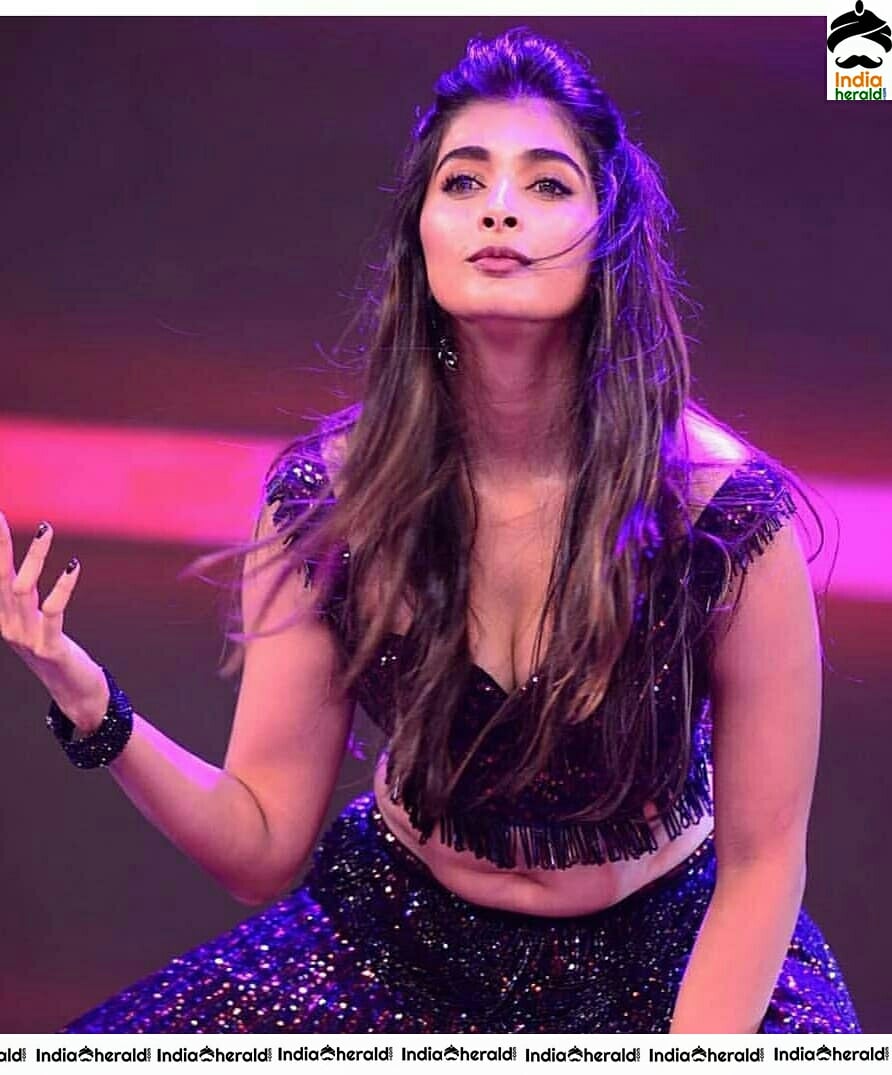 Pooja Hegde Shows Her Hot Sexy Cleavage And Navel In Dance Show