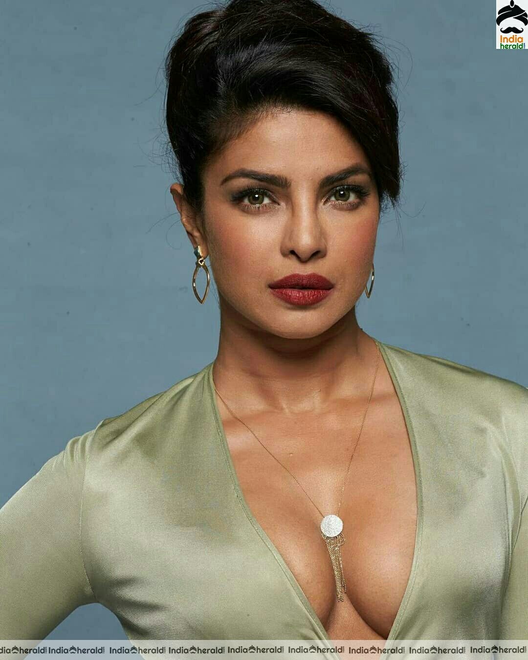 Priyanka Chopra Shows Her Hot Cleavage In Green Attire