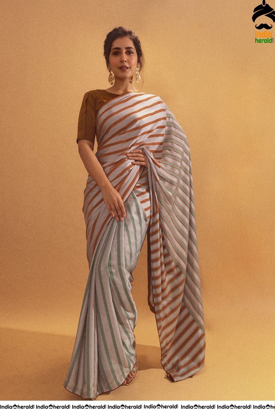 Raashi Khanna Seducing in Saree