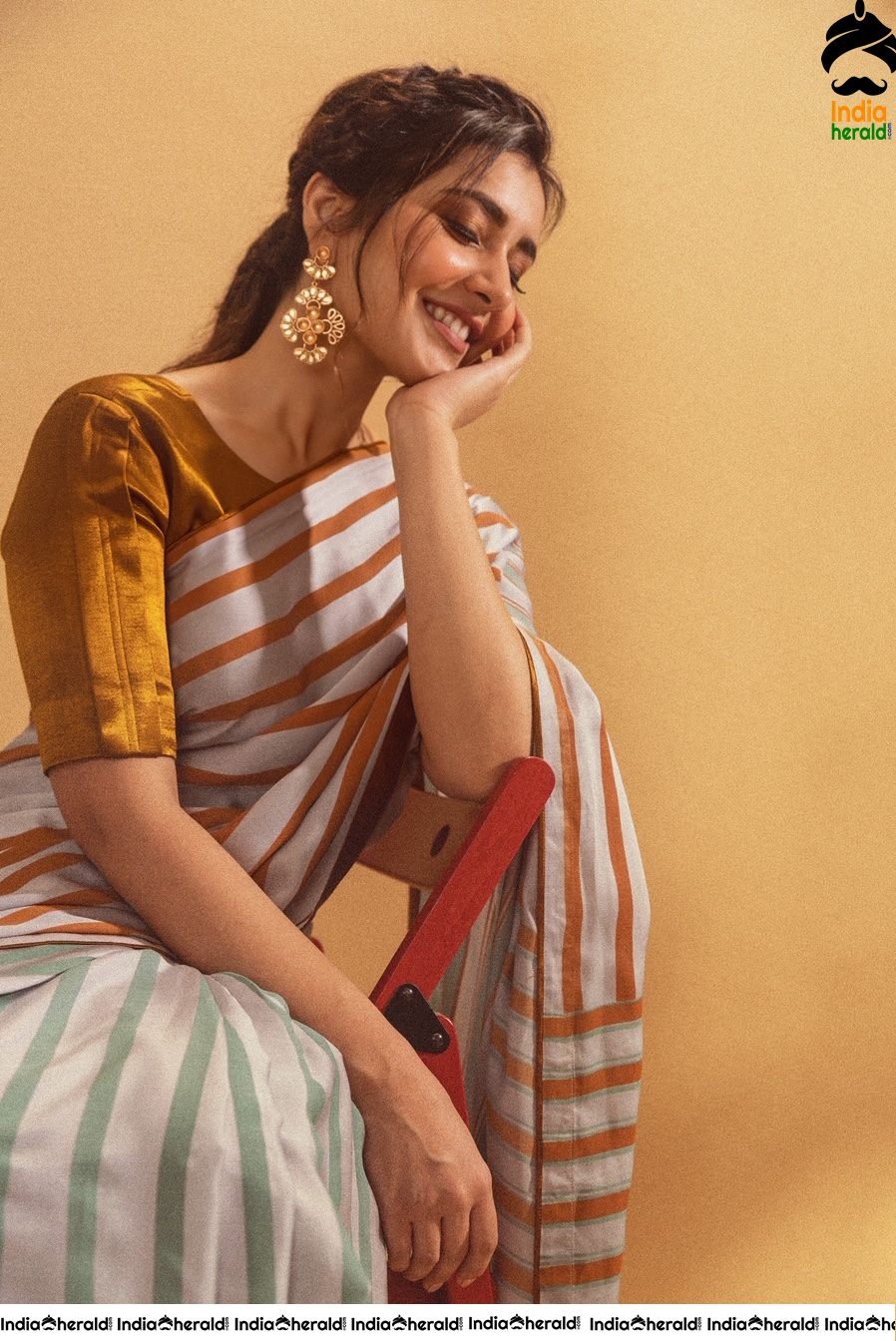 Raashi Khanna Seducing in Saree