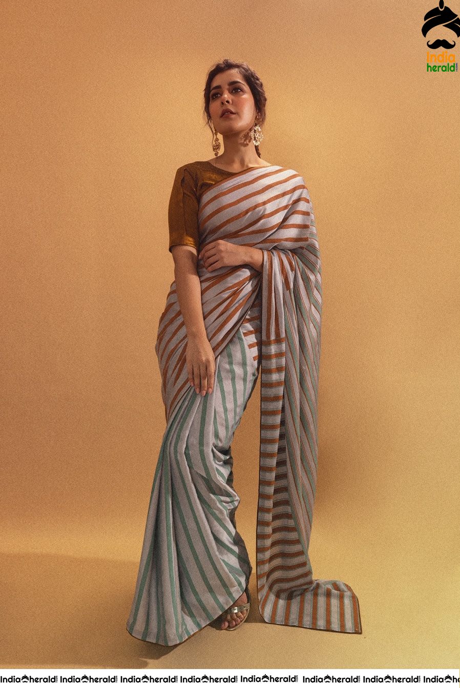 Raashi Khanna Seducing in Saree