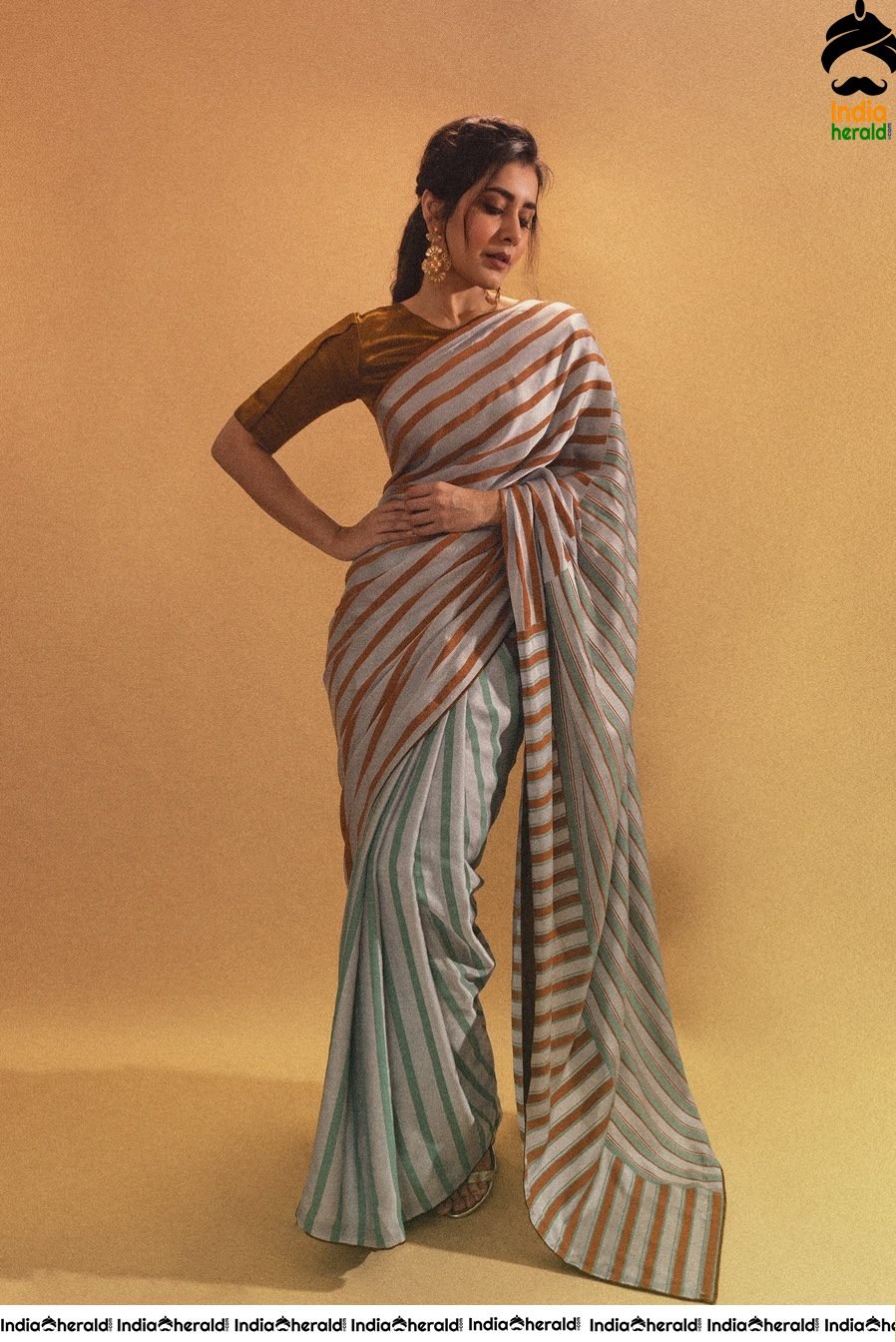 Raashi Khanna Seducing in Saree