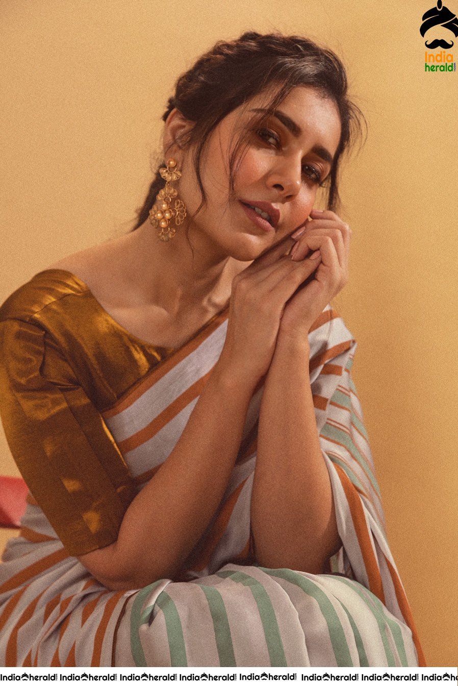 Raashi Khanna Seducing in Saree