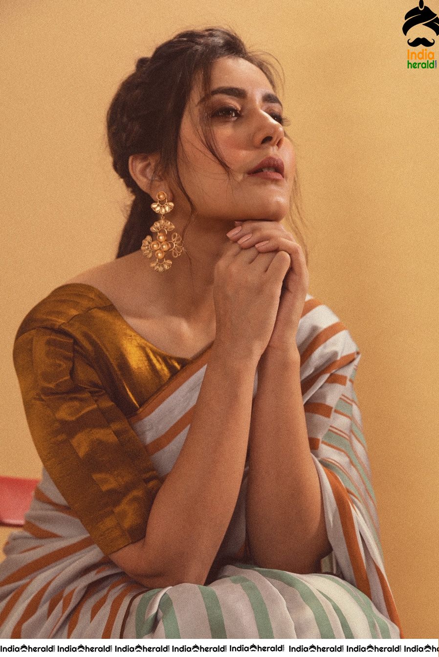 Raashi Khanna Seducing in Saree