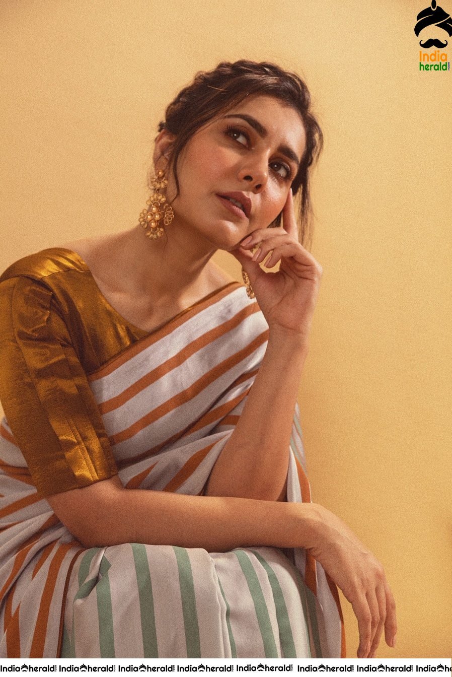 Raashi Khanna Seducing in Saree