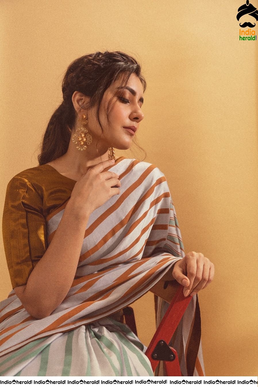 Raashi Khanna Seducing in Saree